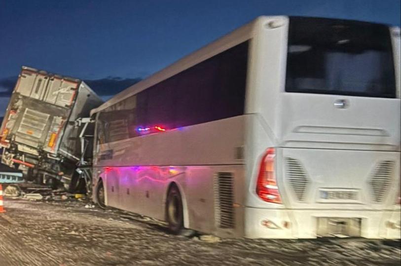 YOLCU OTOBÜSÜNÜN TIR VE OTOMOBİLLE ÇARPIŞTIĞI KAZADA 30 KİŞİ YARALANDI