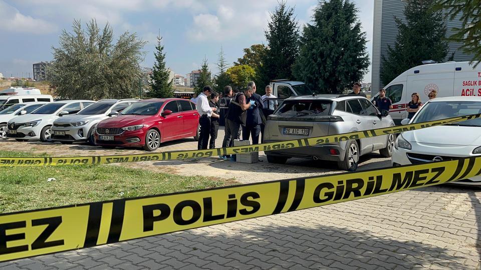 EVLİLİK YIL DÖNÜMÜNDE ÖLÜ BULUNAN GENÇ HEMŞİRENİN EŞİ ADLİYEYE SEVK EDİLDİ OTOPSİ İŞLEMLERİNİN ARDINDAN AİLESİ GÖZYAŞLARI İÇİNDE CENAZEYİ HASTANEDEN ALDI