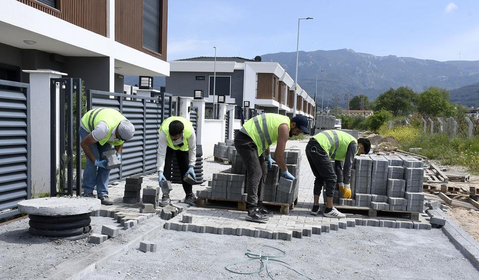 Kuşadası Belediyesi'nden Davutlar Mahallesi'ne kesintisiz hizmet