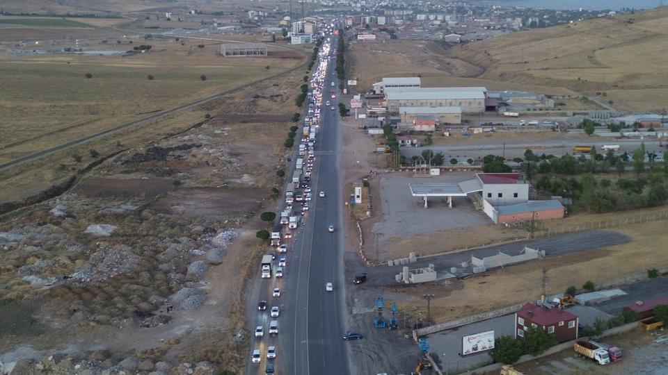 Kara yolunda kilometrelerce araç kuyruğu