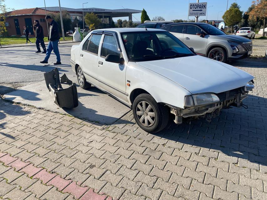 ADÜ MERKEZ KAMPÜSTE TRAFİK KAZASI BİNLERCE ÖĞRENCİNİN BULUNDUĞU KAMPÜSTE MOTOSİKLET İLE OTOMOBİL ÇARPIŞTI