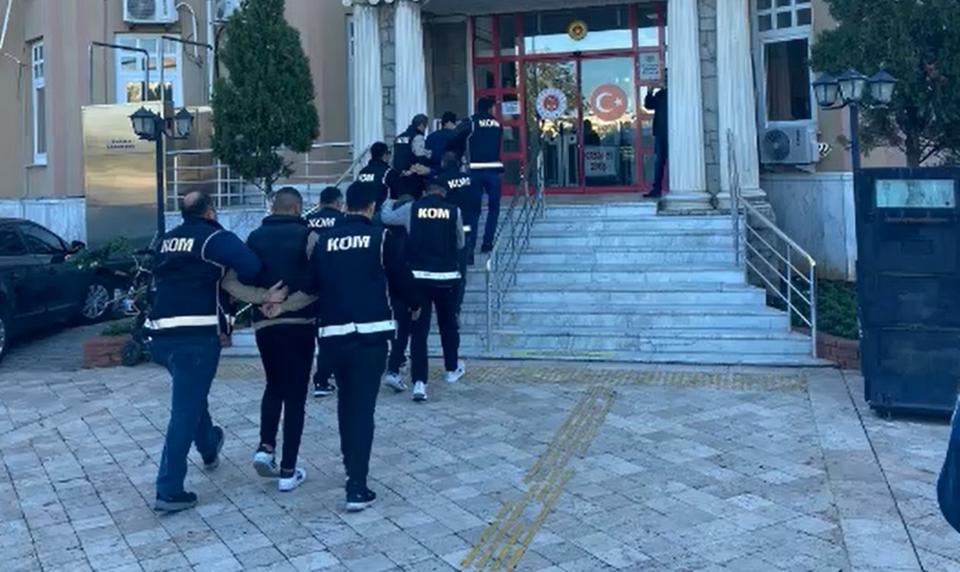 KOM EKİPLERİ GECE YARISI OPERASYONUYLA SUÇ ÖRGÜTÜNÜ ÇÖKERTTİ: 5 TUTUKLAMA SİLAHLAR EVİN ÖZEL BÖLMELERİNDE, UYUŞTURUCU MADDELER İSE KOLTUĞUN İÇİNDE BULUNDU
