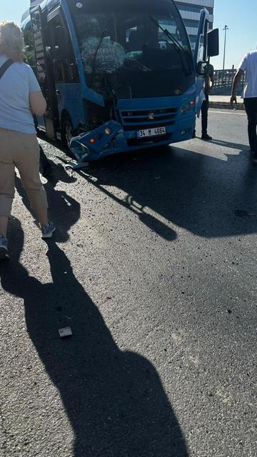 2 minibüsün çarpıştığı kazada 8 kişi yaralandı