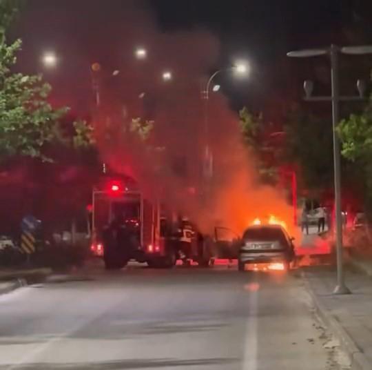 Seyir halindeki araçta yangın çıktı