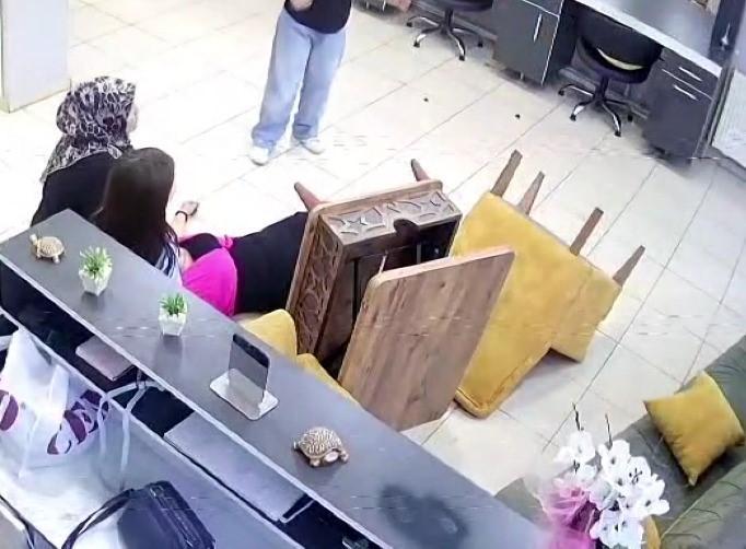KAHRAMANMARAŞ'TA SAÇ KESİMİNİ BEĞENMEYEN MÜŞTERİNİN AKRABALARI KADIN KUAFÖRÜ DARP ETTİ İŞ YERİNİ BASARAK SALON SAHİBİNİ ÇOCUĞUNUN GÖZÜ ÖNÜNDE YERLERDE SÜRÜKLEYİP, DARP ETTİLER