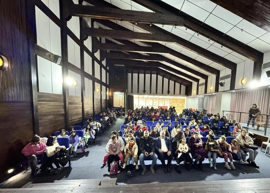 KARACASU'DA ÇOCUKLAR TİYATROYLA EĞLENDİ