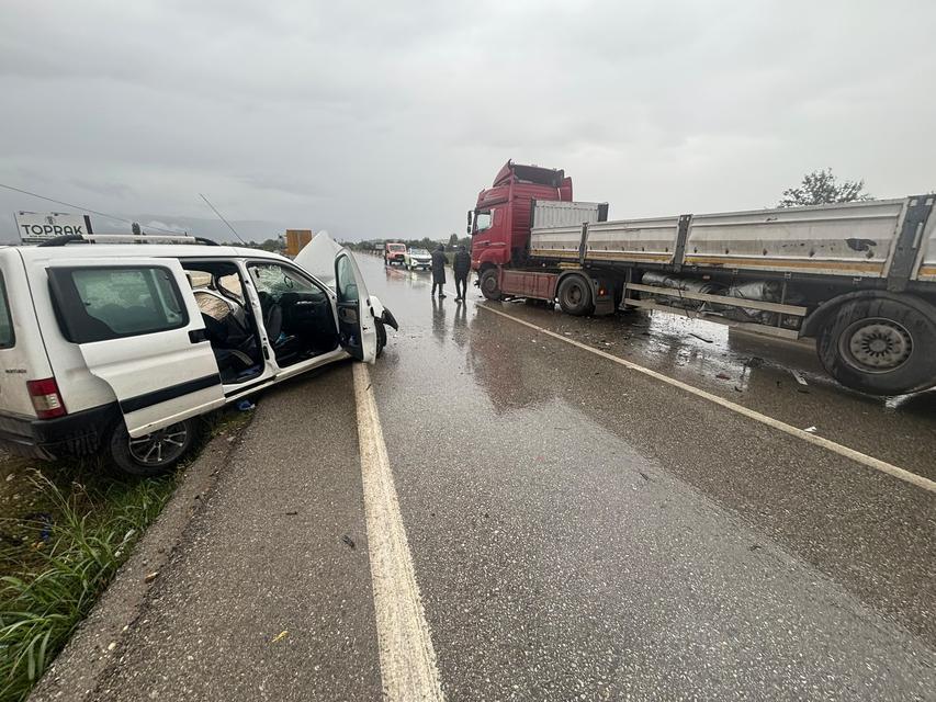 İZMİR'DE TIR İLE KAMYONET ÇARPIŞTI: 1 ÖLÜ 1 YARALI