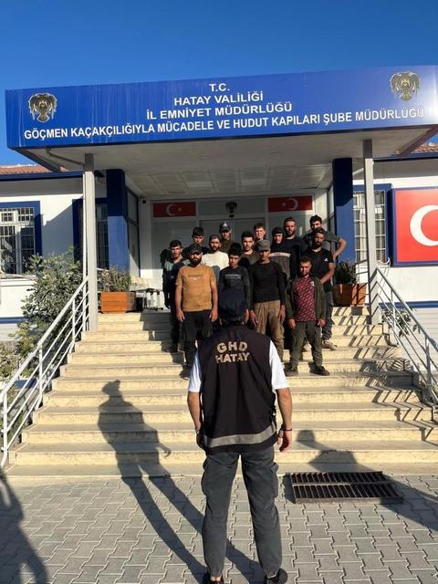 Pikap kasasında tente altında taşınan göçmenler yakalandı