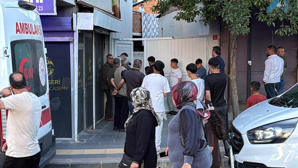 Bir kişi ağaca asılı halde ölü bulundu