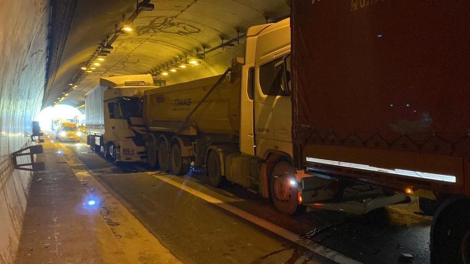 3 tır ile hafriyat kamyonu zincirleme kazaya karıştı: 2 yaralı