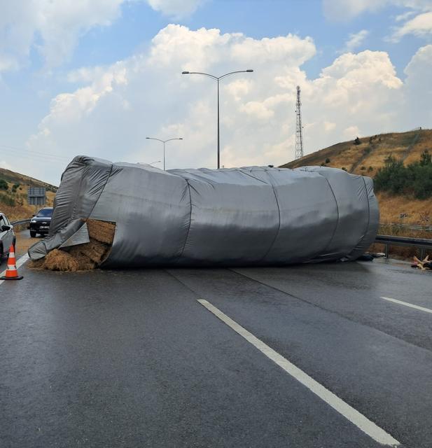 Saman yüklü tır devrildi, otoyol trafiğe kapandı