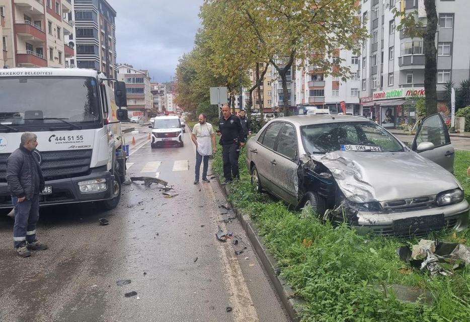 Otomobil çöp kamyonuna çarptı: 1 yaralı