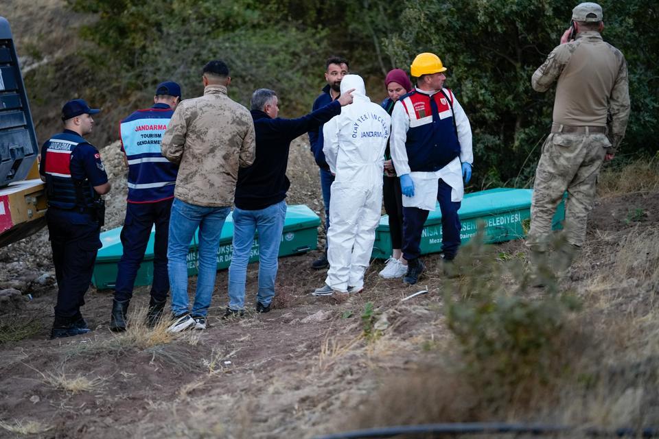 Göçük altında kalan iki çiftçinin cenazeleri morga kaldırıldı