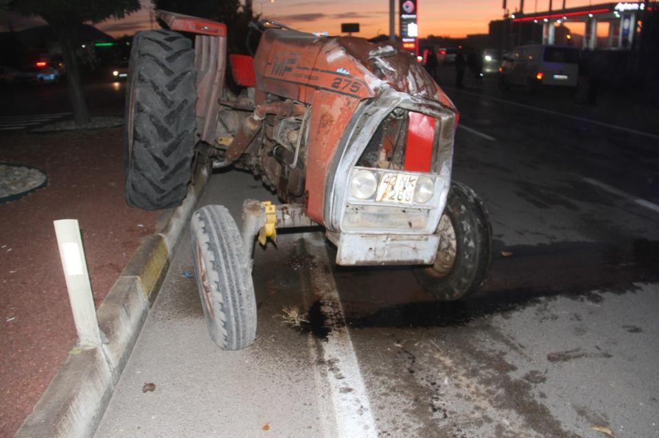 Traktör ile otomobil çarpıştı: Yaralılar var