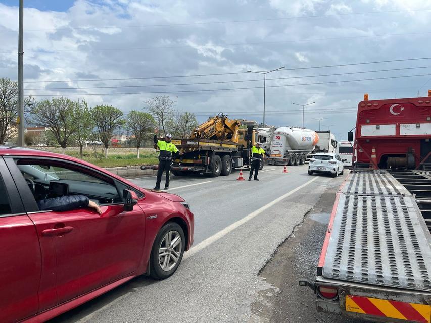 ÇİMENTO YÜKLÜ TIR REFÜJE ÇIKTI