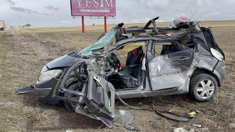 Otomobil tıra arkadan çarptı: 1 ölü, 3 yaralı