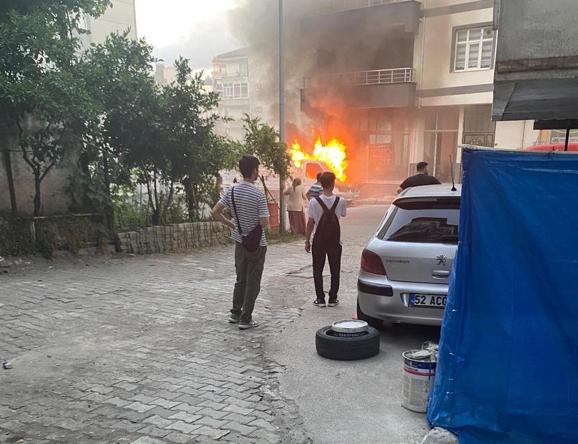Park halindeki kamyonette yangın