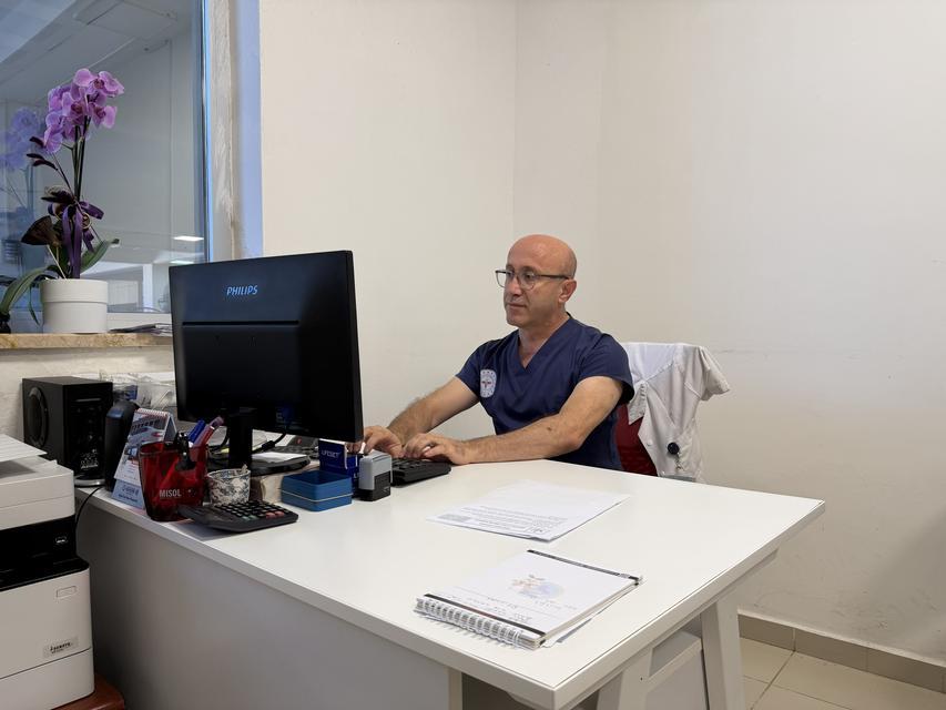 ANNE VE BABASININ GÖREV YAPTIĞI HASTANEDE DOKTOR OLDU: "EVDE PRENSESİMİZ, HASTANEDE DOKTOR HANIM" ÇOCUKLUĞUNDA HASTANEDE ÇALIŞAN ANNE VE BABASINI ZİYARET ETTİĞİ KORİDORLARA HEKİM OLARAK DÖNDÜ SAĞLIK MEMURU BABA, HEMŞİRE ANNESİNİN GÖREV YAPTIĞI HASTANEDE PRATİSYEN HEKİM OLARAK GÖREVE BAŞLADI PRATİSYEN HEKİM EYLÜL UÇAL: "HASTANEDE İÇİMDEN ANNECİM, BABACIM DEMEK ÇOK GEÇİYOR AMA KENDİMİ DURDURUYORUM. İSA BEY, FATMA HANIM DİYE HİTAP EDİYORUM AMA HASTANEDEN ÇIKTIĞIM ANDA TABİİ Kİ BABACIĞIM, ANNECİĞİM" ANNE VE BABASI: "EV PRENSESİMİZ, HASTANEDE KENDİSİNE TABİİ Kİ DOKTOR HANIM DİYORUZ"
