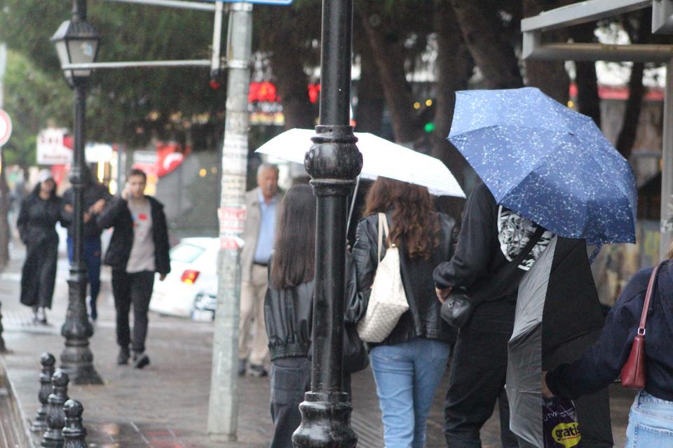 Meteoroloji uyarmıştı: Yağmur geldi