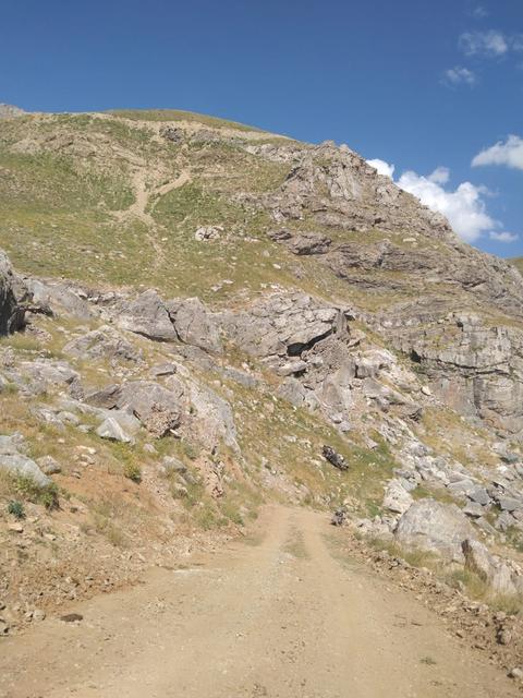 BATMAN'DA KEŞİF EKİBİNİ TAŞIYAN ARAÇ ŞARAMPOLE YUVARLANDI: 5 ÖLÜ