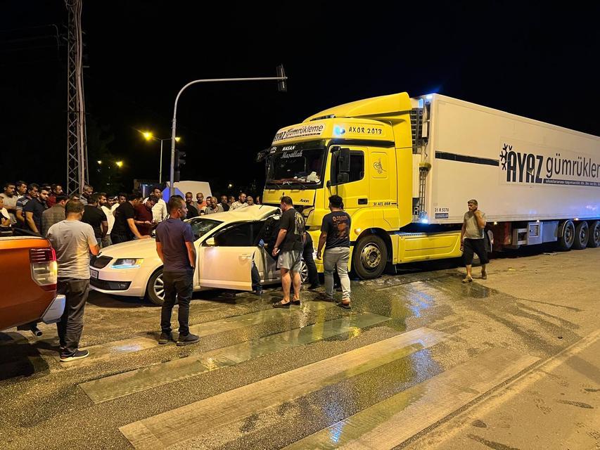 Tırla çarpışan otomobil demir yığınına döndü: 2 yaralı