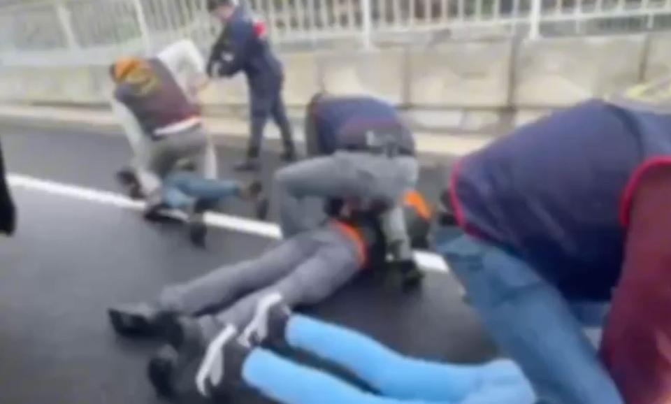 SİLAHLA TEHDİT EDİLEREK EVİNE GİRİLEN KADININ ELLERİNİ BAĞLAYIP YÜZ TANIMA SİSTEMİYLE HESABINDAN 18 BİN EURO ÇEKTİLER GASPÇILARA JANDARMADAN FİLM GİBİ OPERASYON EVDE BULUNAN 7 BİN EURO,7 BİN ABD DOLARI VE 200 GRAM ALTINI DA ALIP KAÇAN ŞÜPHELİLER JANDARMA TARAFINDAN YAKALANDI