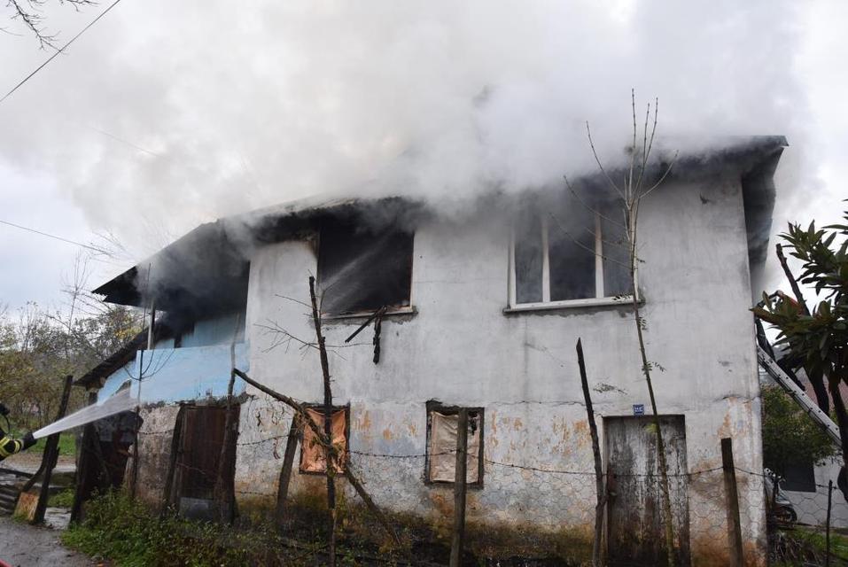 83 yaşındaki adam, çıkan yangında can verdi