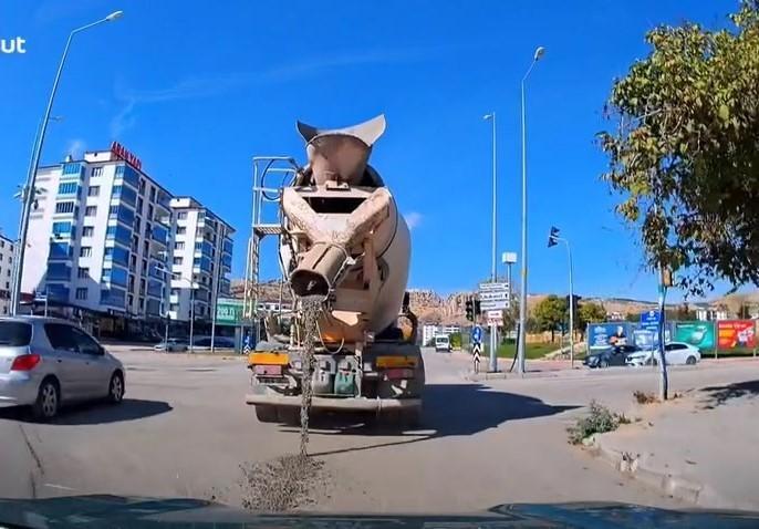 Beton mikserinin yola çimento dökerek ilerledi