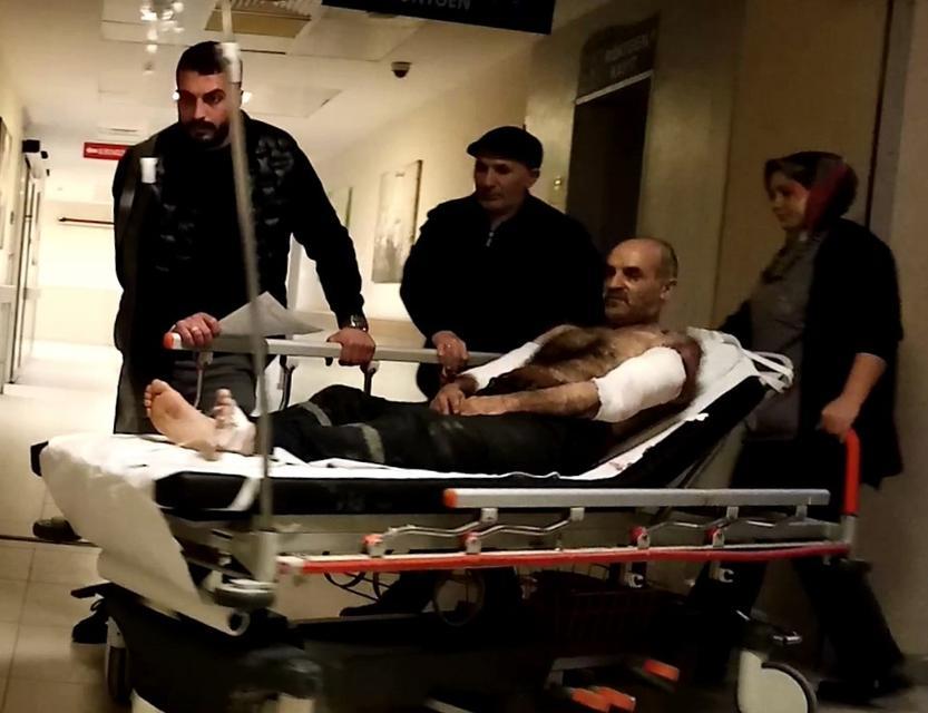 AĞAÇ SOYMA MAKİNESİNE KOLLARINI KAPTIRDI