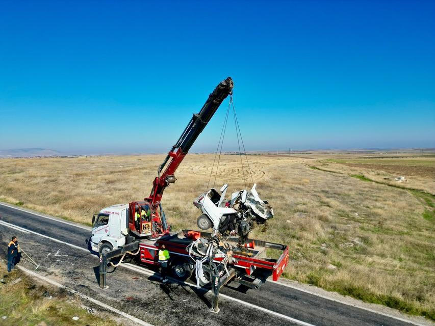 Dört kişinin öldüğü kazada otomobiller hurdaya döndü