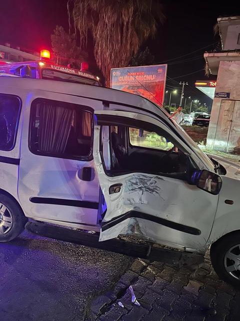 Hafif ticari araç ile motosiklet çarpıştı: 5 yaralı