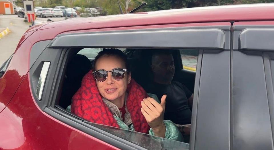 Trafik kazası geçiren Özgü Namal hastaneden taburcu oldu