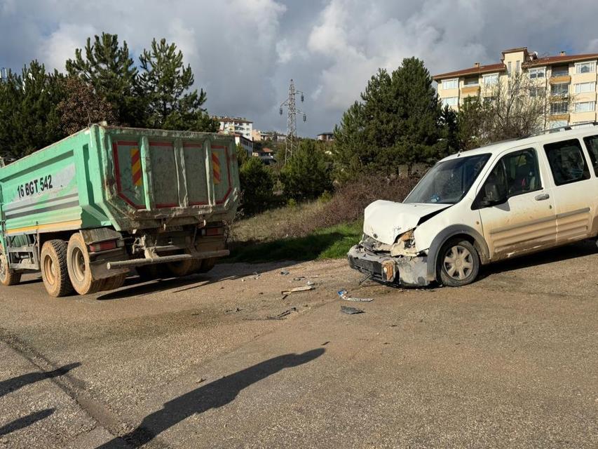 Kamyon ile hafif ticari araç çarpıştı; 4 yaralı