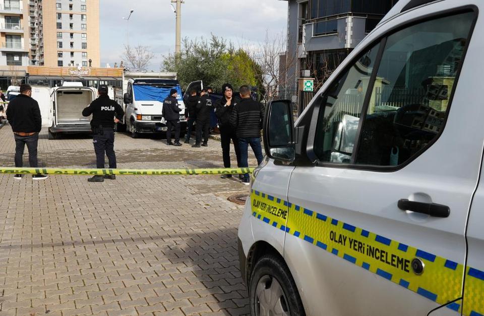 42 yaşındaki adam kamyonda tüfekle vurulmuş halde ölü bulundu