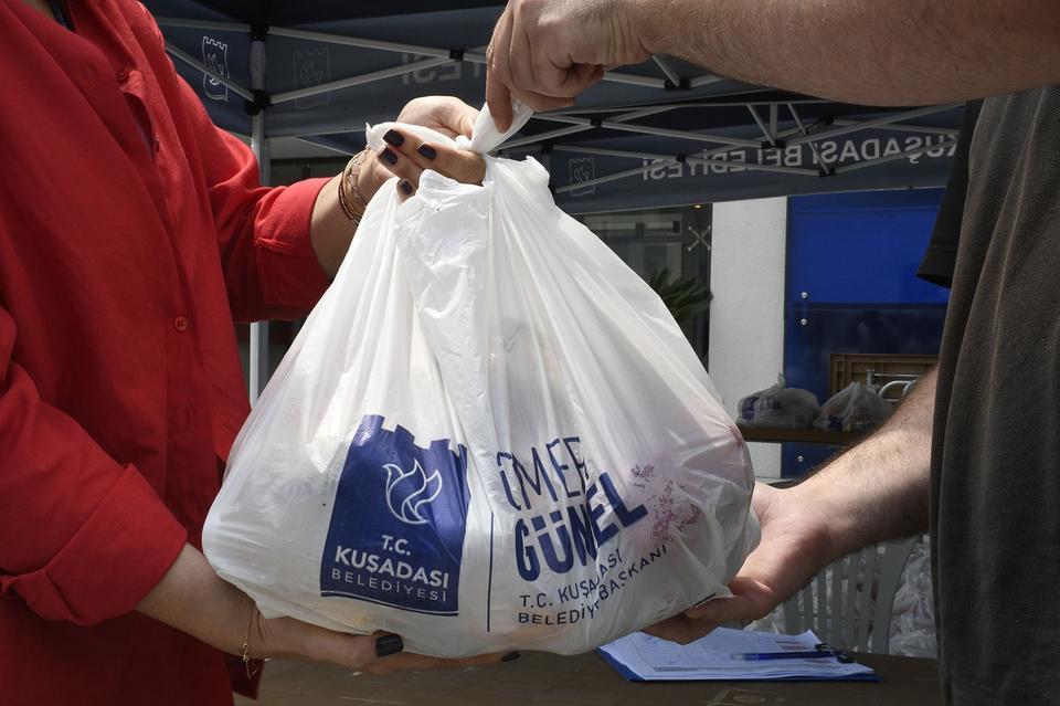 Beslenme çantalarını bu yıl da Kuşadası Belediyesi doldurdu
