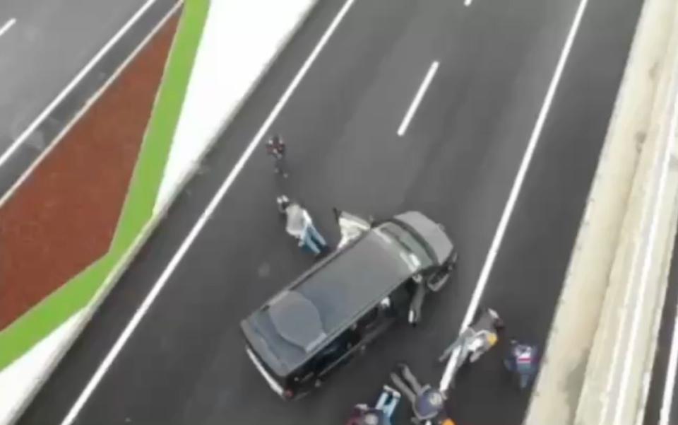 SİLAHLA TEHDİT EDİLEREK EVİNE GİRİLEN KADININ ELLERİNİ BAĞLAYIP YÜZ TANIMA SİSTEMİYLE HESABINDAN 18 BİN EURO ÇEKTİLER GASPÇILARA JANDARMADAN FİLM GİBİ OPERASYON EVDE BULUNAN 7 BİN EURO,7 BİN ABD DOLARI VE 200 GRAM ALTINI DA ALIP KAÇAN ŞÜPHELİLER JANDARMA TARAFINDAN YAKALANDI