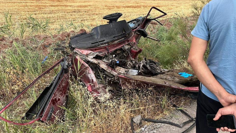 GAZİANTEP'TE FECİ KAZA: 1 ÖLÜ, 2'Sİ AĞIR 5 YARALI GAZİANTEP'TE TRANSİT ARAÇ İLE ÇARPIŞAN OTOMOBİLDEN GERİYE HURDA YIĞINI KALDI