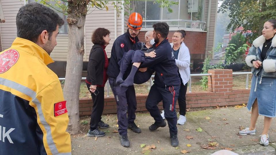 Korkutan yangın: Mahsur kalanlar merdivenli araçla kurtarıldı