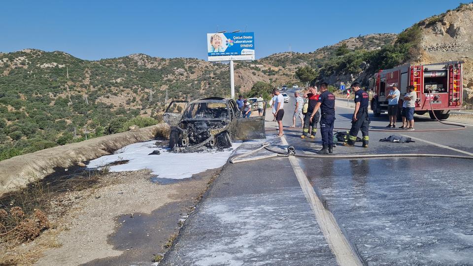 OTOMOBİL ÖNCE ALEV TOPU, SONRA METAL YIĞININA DÖNDÜ OTOMOBİLDEKİ YANGIN, YOL KENARINA SIÇRADI