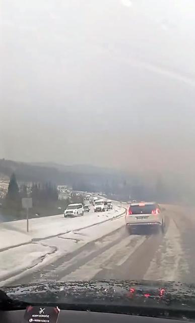 Yatağan-Milas kara yolu dolu yağışı sonrası beyaza büründü