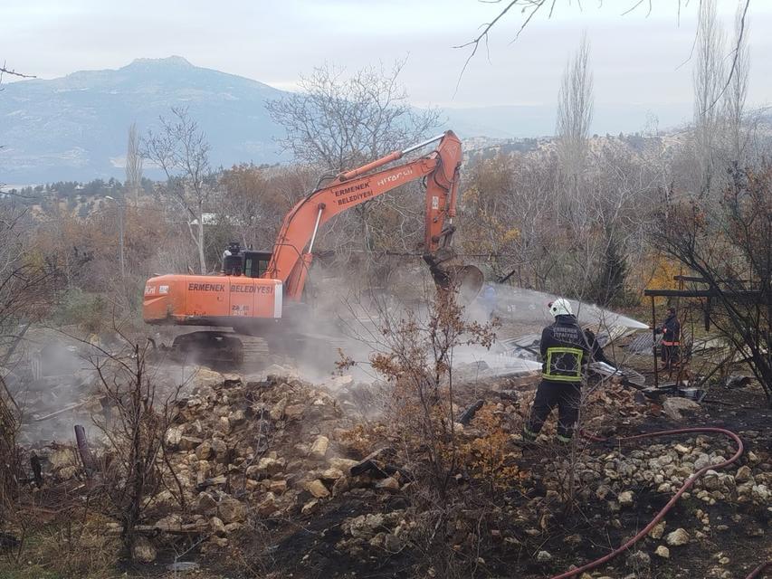 Çıkan yangında ev tamamen kullanılamaz hale geldi