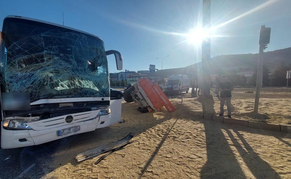 Didim seferi yapan yolcu otobüsü ile traktör çarpıştı
