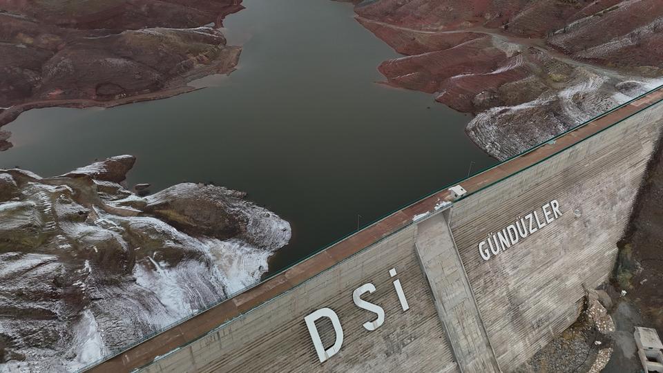 3 yıl önce açılan barajdaki su bitme noktasına geldi