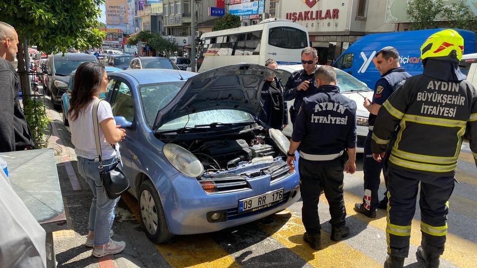 OTOMOBİLİN ELEKTRİK AKSAMINDAN ÇIKAN YANGIN PANİKLETTİ