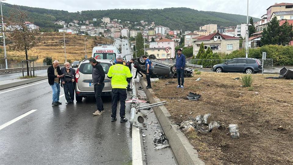 Otomobil direğe çarpıp ters döndü