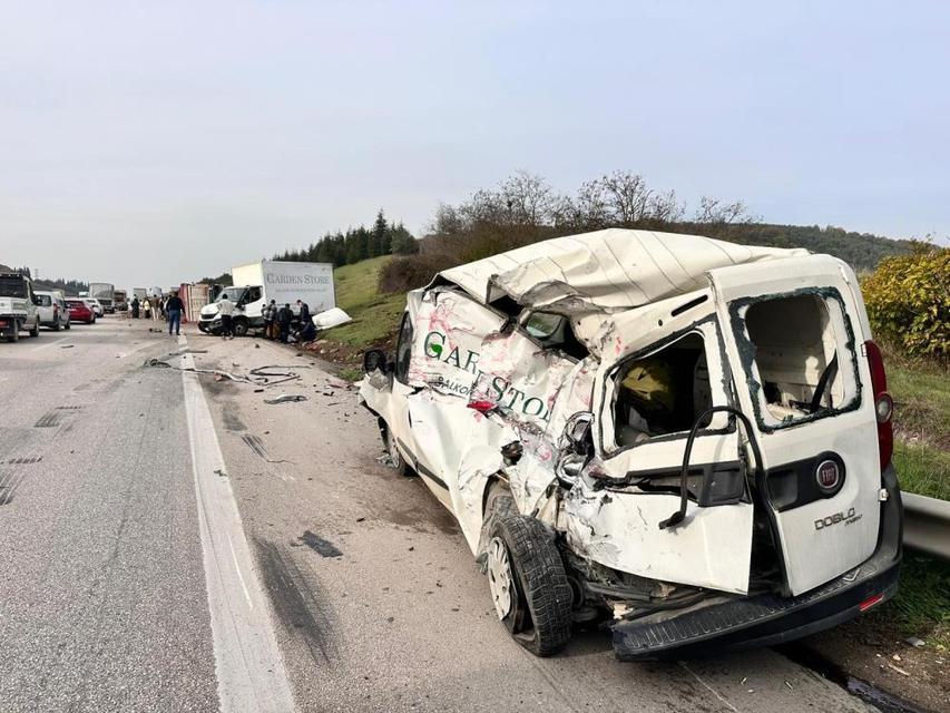 Tır 2 araca çarpıp devrildi: 1'i ağır 5 yaralı