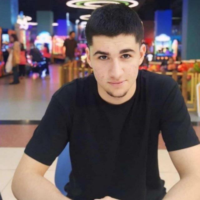 Bıçaklanarak öldürülen gencin davası ertelendi