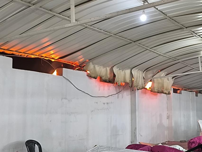 DÜĞÜNDE ÇIKAN YANGINA ALDIRIŞ ETMEDEN HALAYA DEVAM ETTİLER