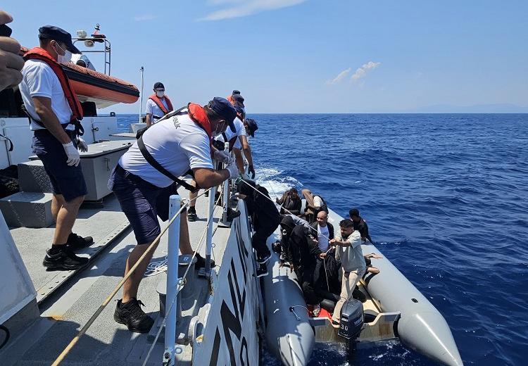 Kuşadası açıklarında can pazarı: 18 kişi kurtarıldı