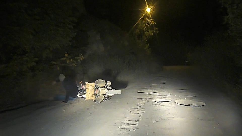 Motosikletli genç dereye uçmaktan son anda kurtuldu